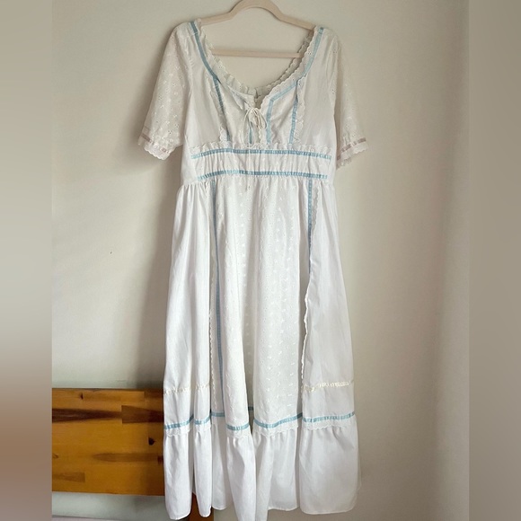 70s Vintage Gunne Sax Style Handmade White Eyelet Dress with Corset Front - Picture 4 of 7